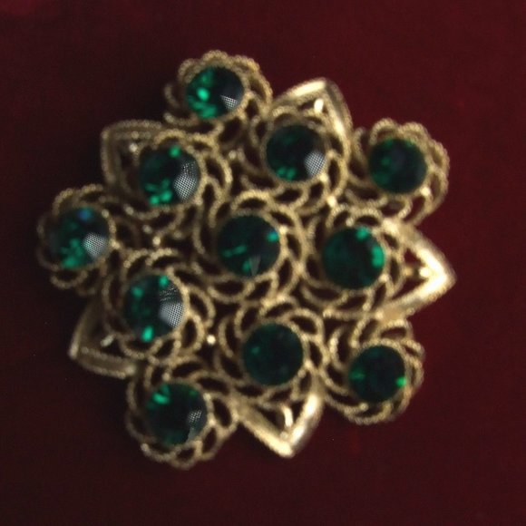 VTG Brooch Large Emerald Green Rhinestone Gold Tone Metal - Picture 1 of 4